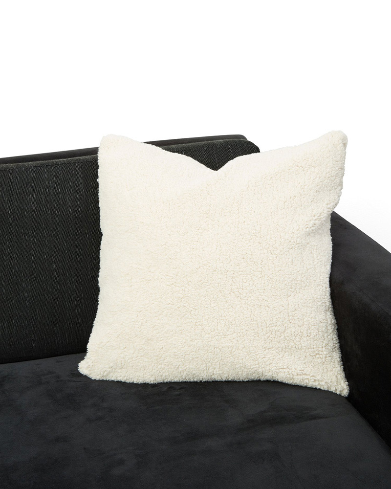 Coussin Zaina en fausse peau de mouton - Apparis